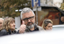 Objavljen snimak: Građanin imitirao konja dok je Vučićević čekao na glasanje